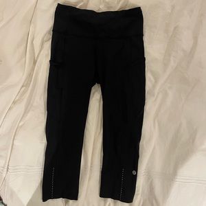 black lululemon capri leggings